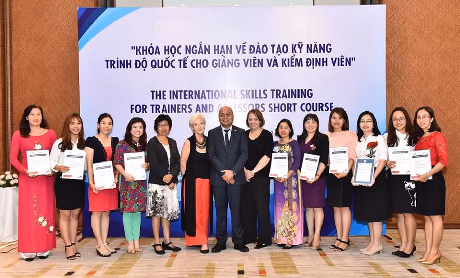 Là một phần trong chương trình hỗ trợ của Chính phủ Úc về giáo dục và đào tạo nghề logistics, khóa học này giúp nâng cao chất lượng và tăng cường giáo dục nghề nghiệp đáp ứng nhu cầu của thị trường lao động thông qua thúc đẩy sự tham gia của doanh nghiệp trong hoạt động giáo dục nghề nghiệp. Là một phần trong chương trình hỗ trợ của Chính phủ Úc về giáo dục và đào tạo nghề logistics, khóa học này giúp nâng cao chất lượng và tăng cường giáo dục nghề nghiệp đáp ứng nhu cầu của thị trường lao động thông qua thúc đẩy sự tham gia của doanh nghiệp trong hoạt động giáo dục nghề nghiệp.