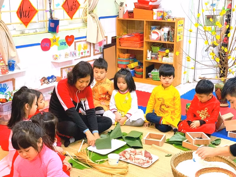 Cô và trò Trường MN Họa Mi vui đón Tết qua hoạt động trải nghiệm gói bánh chưng.