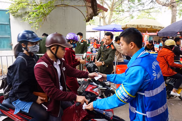 Công an Hà Nội trông xe miễn phí Phủ Tây Hồ
