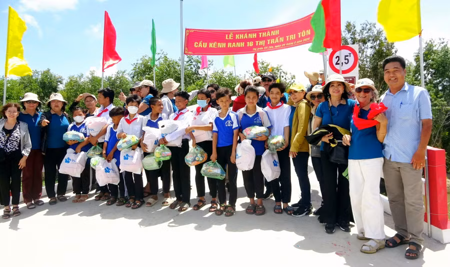 Trao quà Tiếp bước đến trường cho học sinh và giáo viên.