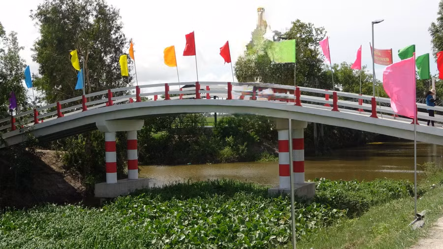 Cầu Hữu Nghị VK 281 nối thị trấn Tri Tôn và xã Núi Tô (Tri Tôn, An Giang).