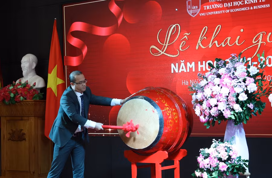 PGS.TS.Nguyễn Trúc Lê, Hiệu trưởng Trường Đại học Kinh tế, Đại học Quốc gia Hà Nội đánh trống khai giảng năm học 2021-2022.