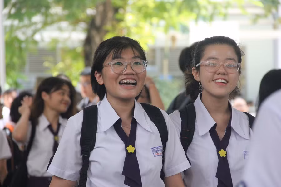 Niềm vui của thí sinh rời phòng thi sau môn Văn