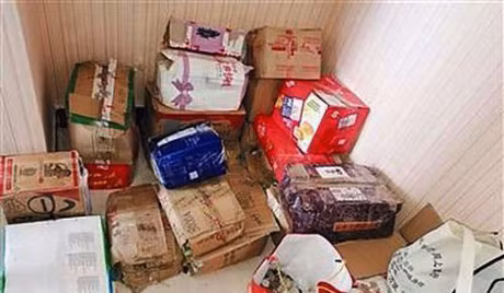 7 nhan vien ngan hang mat 1 thang dem 2,5 tan tien gui tiet kiem cua 