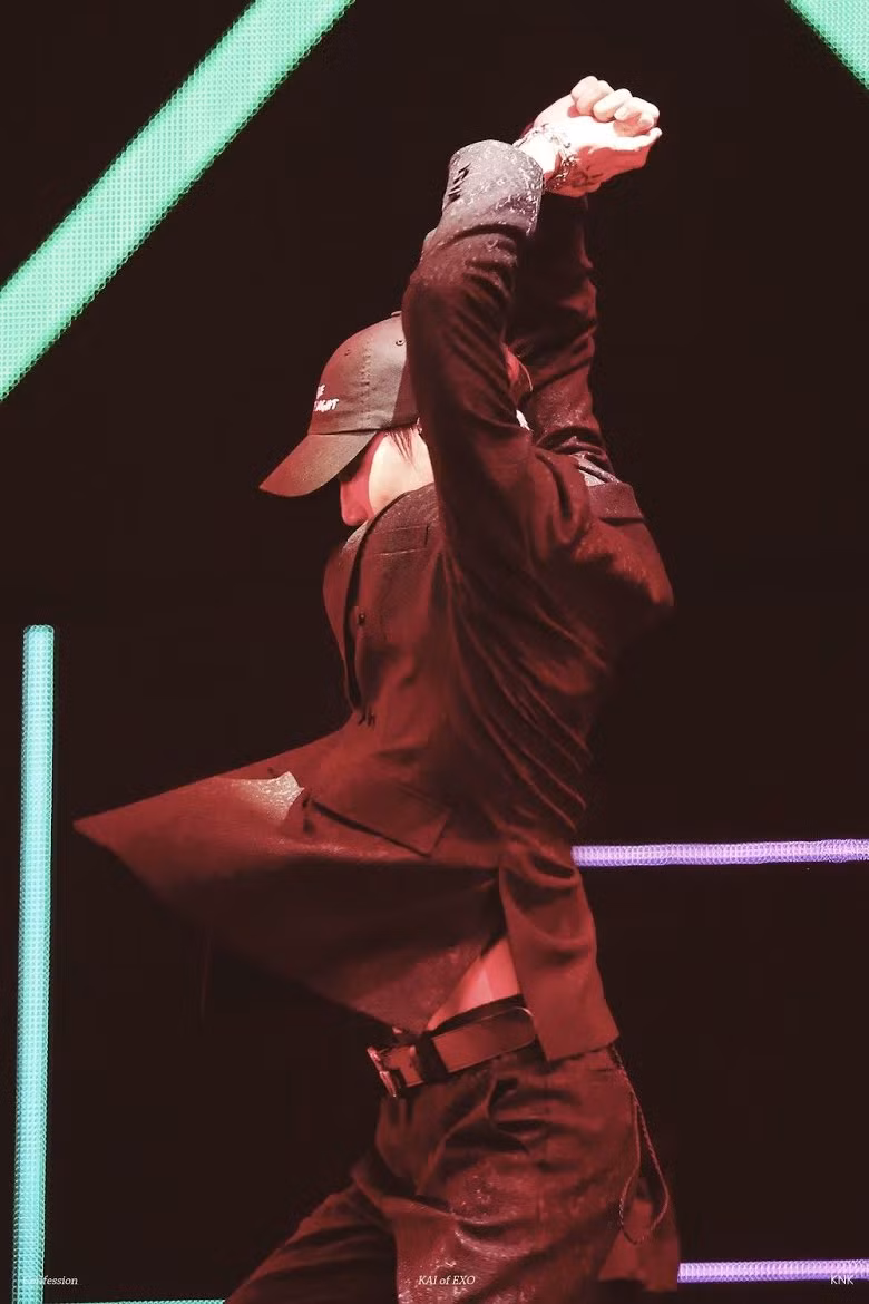 Kai (EXO): Ngay từ khi mới debut, Kai đã cho thấy khả năng nhảy cực siêu với những màn vũ đạo vô cùng khó nhằn. Điểm khác biệt ở Kai so với những thần tượng nhảy giỏi khác chính là ở thần thái, biểu cảm đầy sinh động và cuốn hút. Nhìn Kai biểu diễn, người ta có thể liên tượng đến một tác phẩm nghệ thuật đầy chiều sâu.