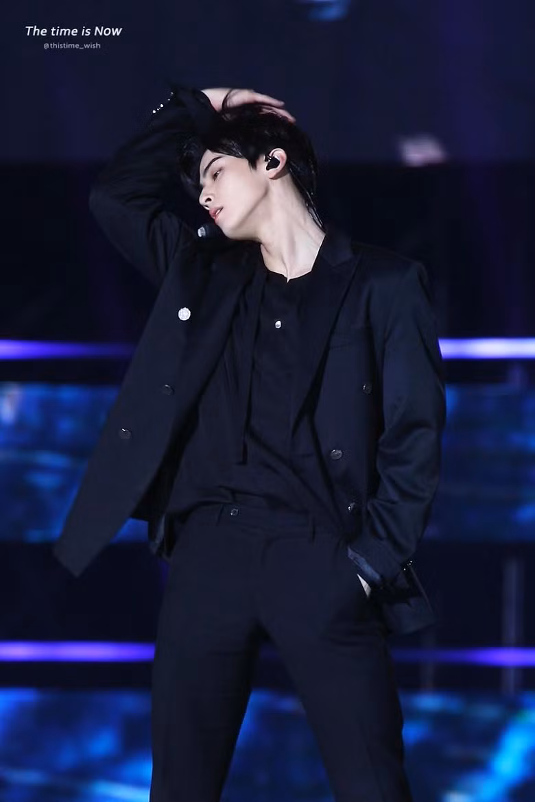 Cha Eunwoo (ASTRO): Chỉ cần nhìn Eunwoo, bạn có thể hiểu được lý do tại sao anh ấy đã được định sẵn để trở thành một thần tượng.