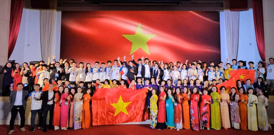 Niềm vui của đoàn học sinh Việt Nam và các thầy cô giáo, các cán bộ dẫn đoàn tại đêm Gala trao giải.