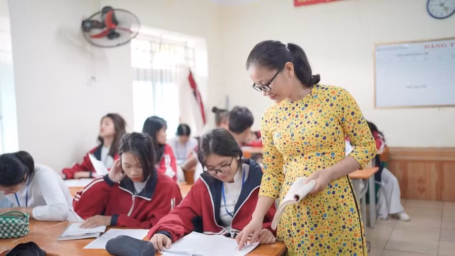 Giáo viên Trường THPT Công nghiệp (Hòa Bình) hướng dẫn học sinh trong giờ học.