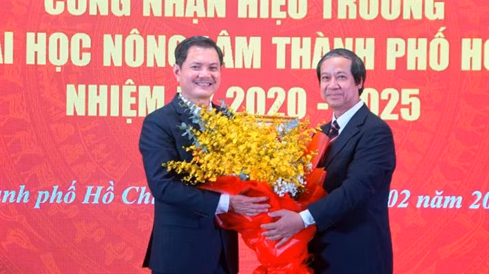 Bộ trưởng Nguyễn Kim Sơn trao Quyết định Hiệu trưởng cho PGS.TS Nguyễn Tất Toàn, Hiệu trưởng Trường ĐH Nông lâm TP HCM nhiệm kỳ 2020-2025. Bộ trưởng Nguyễn Kim Sơn trao Quyết định Hiệu trưởng cho PGS.TS Nguyễn Tất Toàn, Hiệu trưởng Trường ĐH Nông lâm TP HCM nhiệm kỳ 2020-2025.