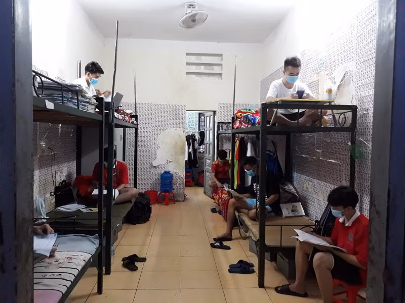 Học sinh Trường PTDTNT tỉnh Điện Biên ôn luyện trước ngày thi.