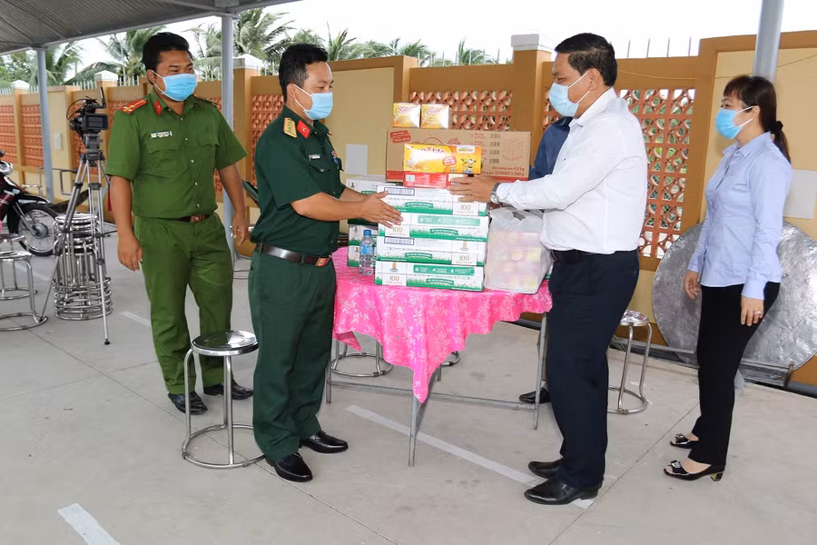 Trao tặng quà tại khu cách ly đặt tại Trường THCS Hòa Hưng, huyện Cái Bè (Tiền Giang).