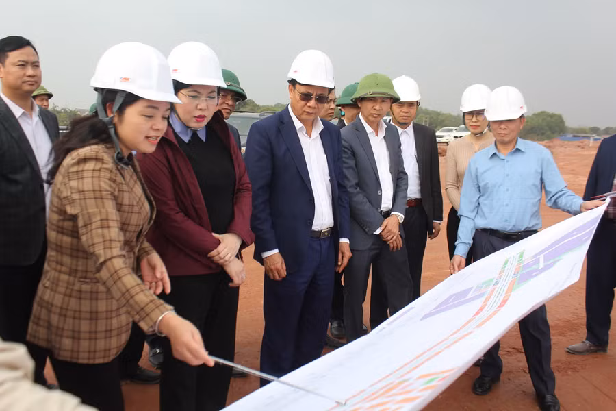 Bà Nguyễn Thị Loan (trái), Chủ tịch UBND huyện Phú Bình đại diện chủ đầu tư Dự án Đường vành đai V - Hà Nội thuộc địa bàn huyện Phú Bình báo cáo tiến độ thực hiện dự án với Đoàn kiểm tra. Bà Nguyễn Thị Loan (trái), Chủ tịch UBND huyện Phú Bình đại diện chủ đầu tư Dự án Đường vành đai V - Hà Nội thuộc địa bàn huyện Phú Bình báo cáo tiến độ thực hiện dự án với Đoàn kiểm tra.