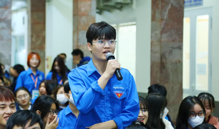Sinh viên Trường ĐH Mở Hà Nội đặt câu hỏi với diễn giả tại Diễn đàn “Hành trình học sinh, sinh viên khởi nghiệp”. Ảnh: TG