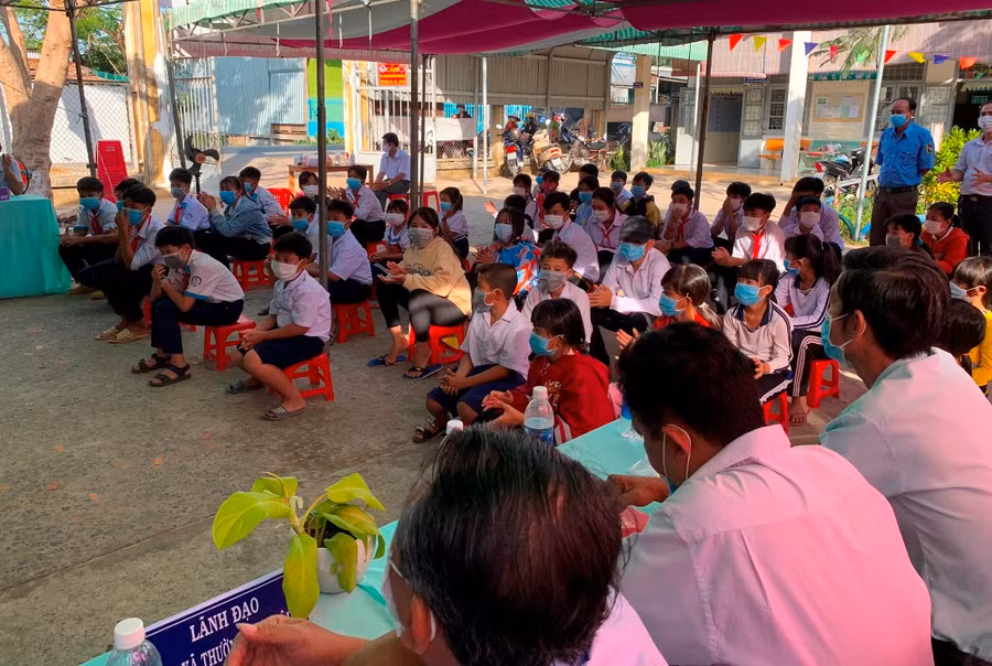 Các em HS Việt kiều ở lại ăn tết được nhà trường, địa phương hỗ trợ.