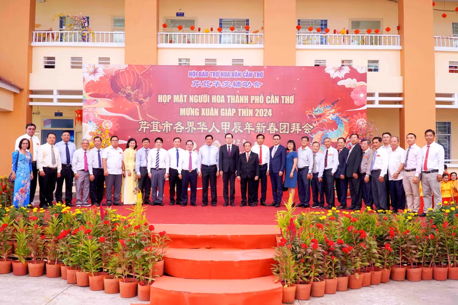 Các đại biểu chụp ảnh lưu niệm tại buổi họp mặt. Các đại biểu chụp ảnh lưu niệm tại buổi họp mặt.