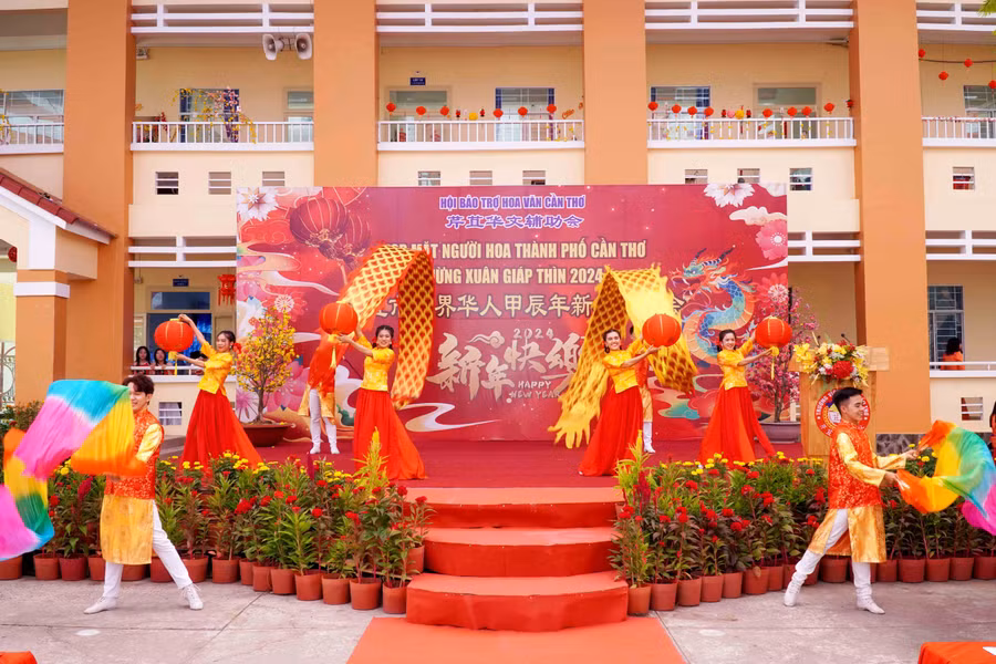 Chương trình văn nghệ tại buổi họp mặt. Chương trình văn nghệ tại buổi họp mặt.