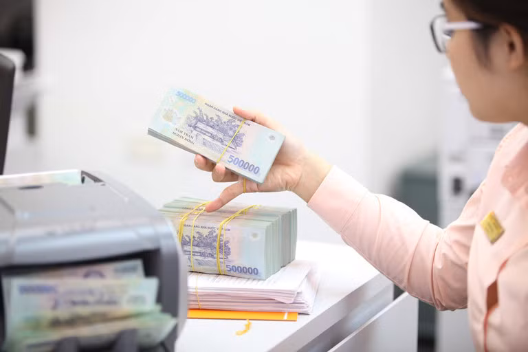 Các ngân hàng đang dồi dào tiền mặt do cá nhân, DN gửi nhiều