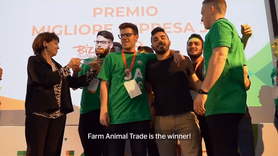 Nhóm dự án Farm Animal Trade giành giải Thanh thiếu niên khởi nghiệp cả ở Ý lẫn châu Âu. Ảnh: Globalteacherprize.org