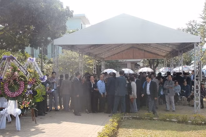 Nhiều cơ quan, đơn vị, đoàn chuẩn bị lãng hoa hoa viếng ông Nguyễn Bá Thanh.