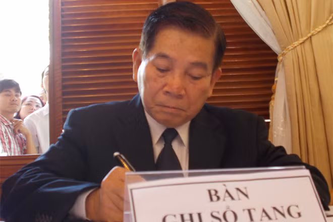 Nguyên Chủ tịch Nước Nguyễn Minh Triết viết cảm tưởng tại bàn ghi sổ tang