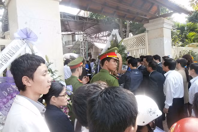 Các đoàn khách phương xa lần lượt xếp hàng để vào viếng ông Nguyễn Bá Thanh.