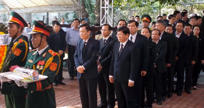 Nguyên Chủ tịch Nước Nguyễn Minh Triết (phải) và đồng chí Trần Thọ (trái) vào viếng.