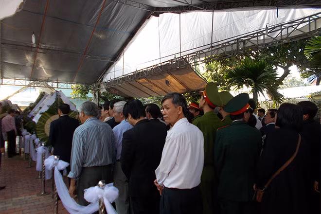 Hàng nghìn người xếp hàng chờ viếng ông Thanh.