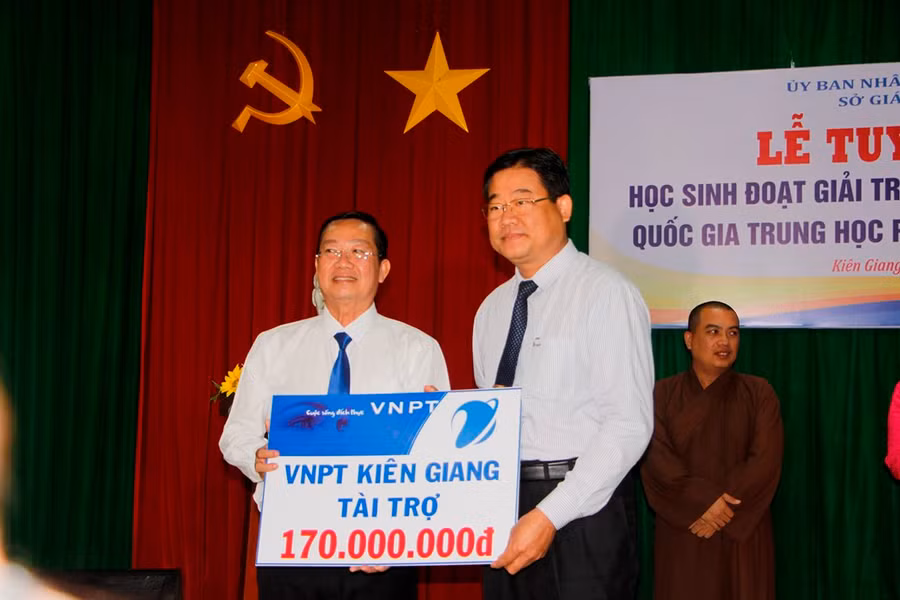 Các nhà tài trợ trao bảng tượng trưng cho ngành Giáo dục Kiên Giang khen thưởng cho GV và HS đạt giải trong kỳ thi chọn HS giỏi cấp quốc gia THPT.