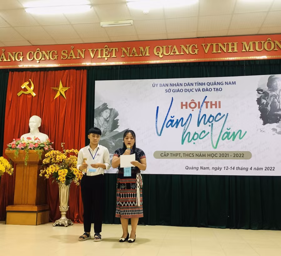 Học sinh dự thi ở phần thi thuyết trình.