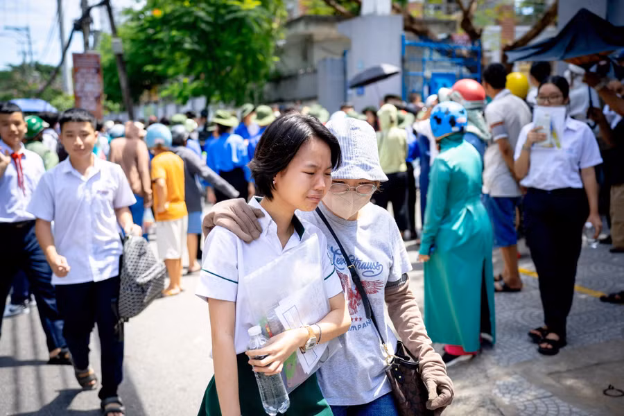 Phụ huynh động viên con sau buổi thi môn Toán.