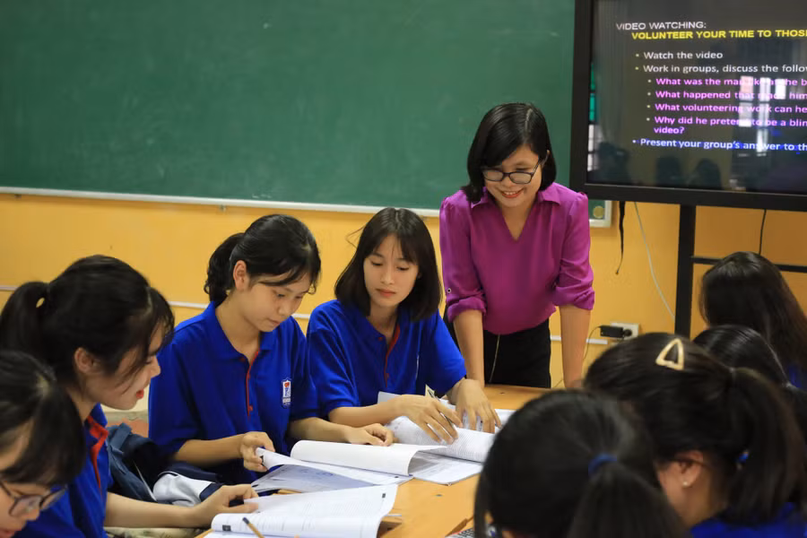 Cùng sinh hoạt nhóm với học sinh Cùng sinh hoạt nhóm với học sinh