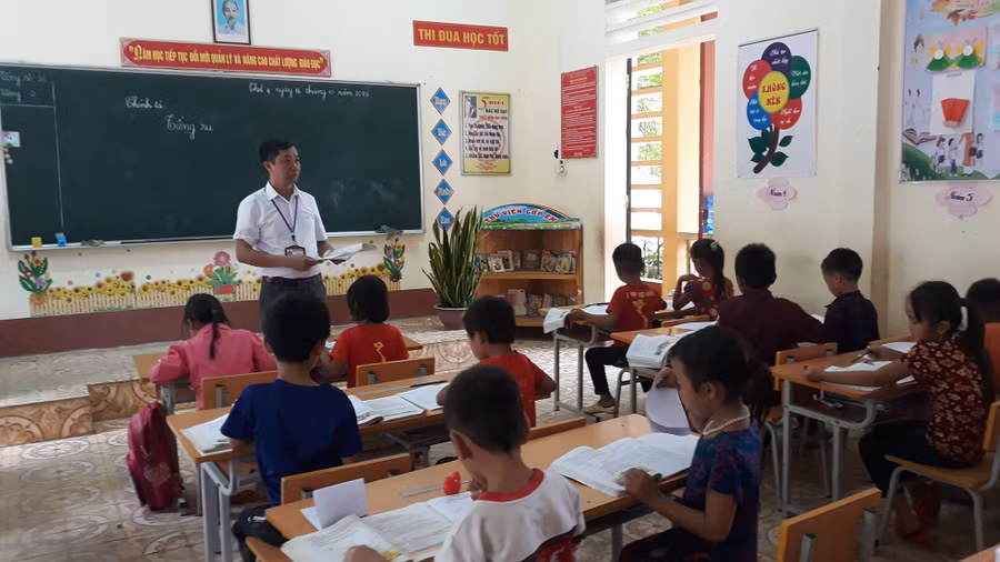 Thầy Tạ Văn Kha luôn quan tâm và sát sao với công tác quản lý nhà trường Thầy Tạ Văn Kha luôn quan tâm và sát sao với công tác quản lý nhà trường