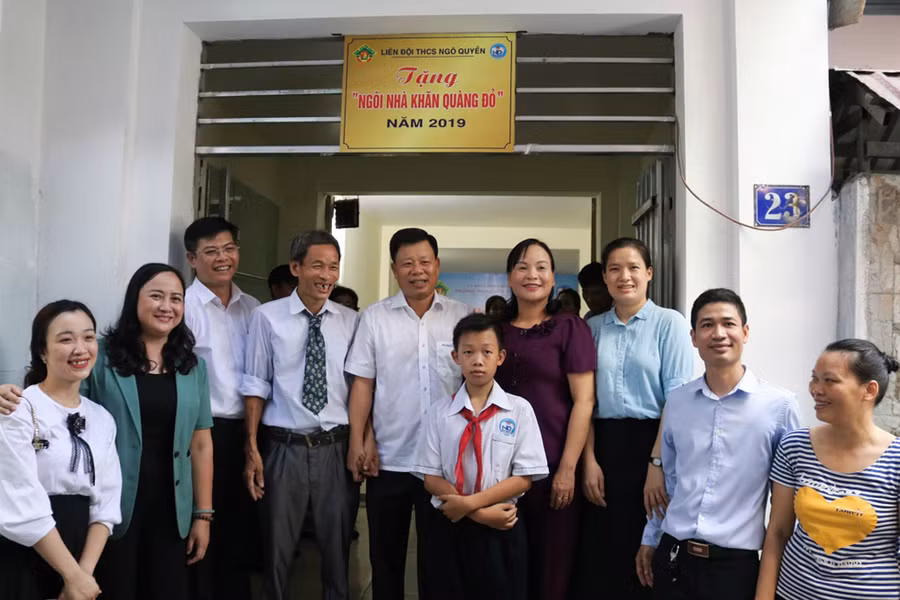 Đại diện Sở GD&ĐT Hải Phòng cùng lãnh đạo UBND quận Lê Chân, Trường THCS Ngô Quyền, gia đình em Vũ Thành Vinh tại Ngôi nhà khăn quàng đỏ