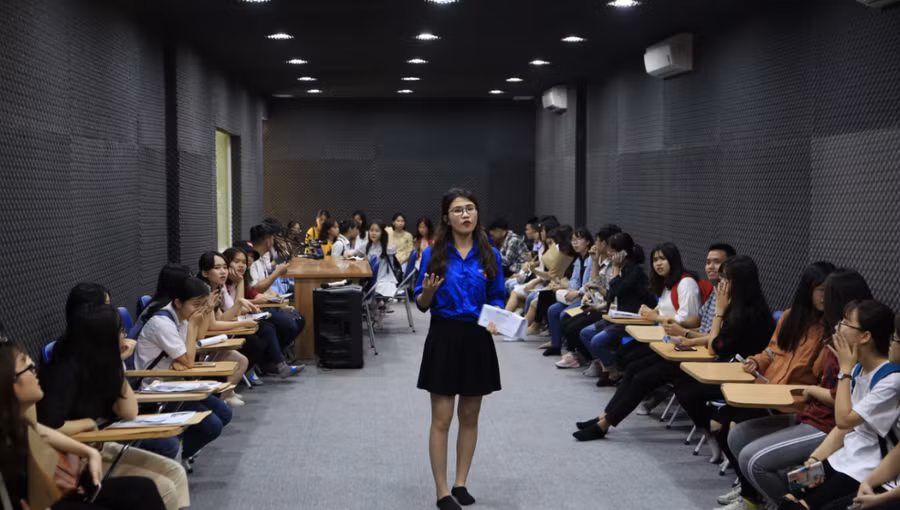 Các học sinh tham quan, trải nghiệm môi trường học tập tại Học viện Báo chí và Tuyên truyền Các học sinh tham quan, trải nghiệm môi trường học tập tại Học viện Báo chí và Tuyên truyền