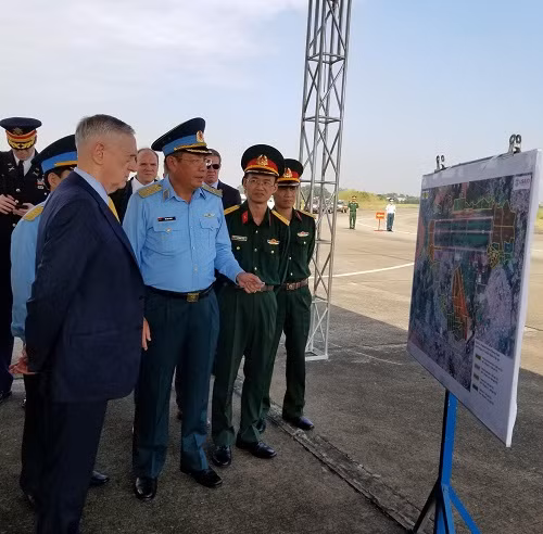Bộ trưởng Quốc phòng Hoa Kỳ James Mattis được tiếp đón bởi Thiếu tướng Bùi Anh Chung, Phó Tư lệnh Quân chủng Phòng không – Không quân tại Sân bay Biên Hòa. Bộ trưởng Quốc phòng Hoa Kỳ James Mattis được tiếp đón bởi Thiếu tướng Bùi Anh Chung, Phó Tư lệnh Quân chủng Phòng không – Không quân tại Sân bay Biên Hòa.