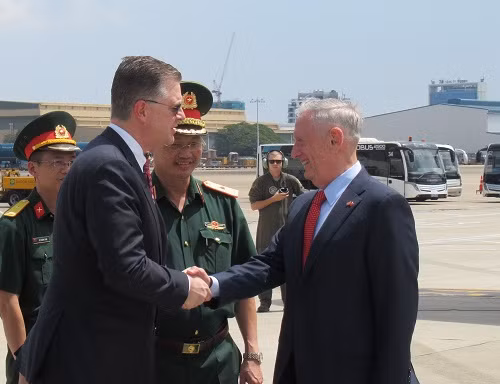 Đại sứ Hoa Kỳ tại Việt Nam Daniel Kritenbrink đón Bộ trưởng Mattis Đại sứ Hoa Kỳ tại Việt Nam Daniel Kritenbrink đón Bộ trưởng Mattis