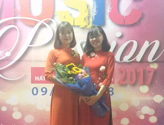 Vũ Thị Út (ảnh trái) trong một hoạt động biểu diễn văn nghệ của trường