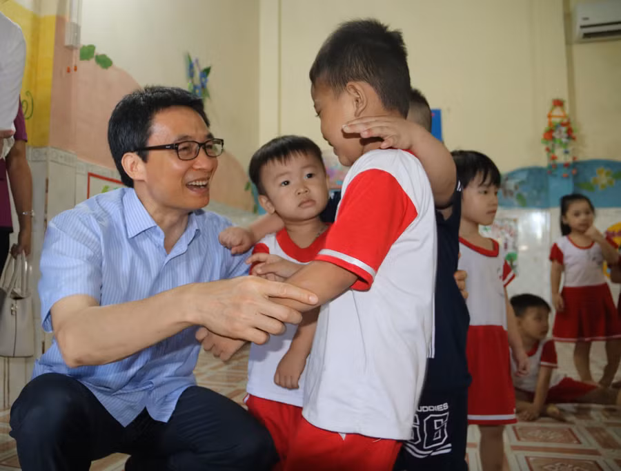 Phó Thủ tướng Vũ Đức Đam vui vẻ trò chuyện với trẻ 