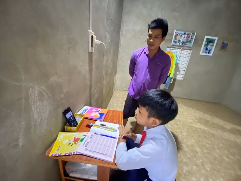 Bố con em Phan Đức Tấn Byă, lớp 4C Trường Tiểu học Ngô Gia Tự (huyện Krông Pắc) bên lớp học online của thầy Quang.