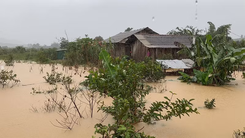 Các hộ ở khu vực lòng hồ Krông Pắc Thượng thường xuyên bị ngập vào mùa lũ.