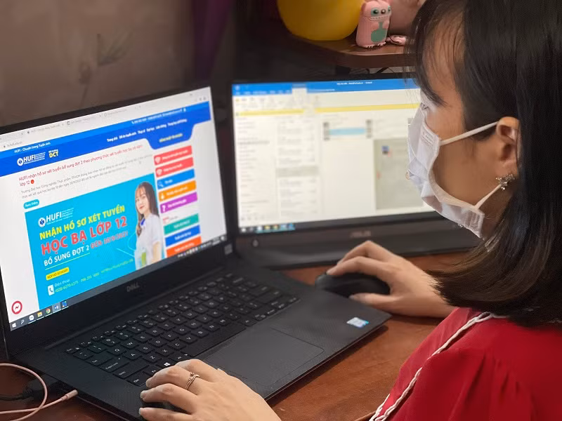 Tân sinh viên khóa 2021 Trường ĐH Công nghiệp thực phẩm TP Hồ Chí Minh đăng ký nhập học bằng hình thức trực tuyến. Ảnh: TG