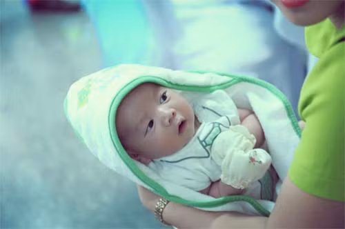 Ốc Thanh Vân che khăn cho con bú giữa siêu thị ảnh 8 Ốc Thanh Vân che khăn cho con bú giữa siêu thị - 8