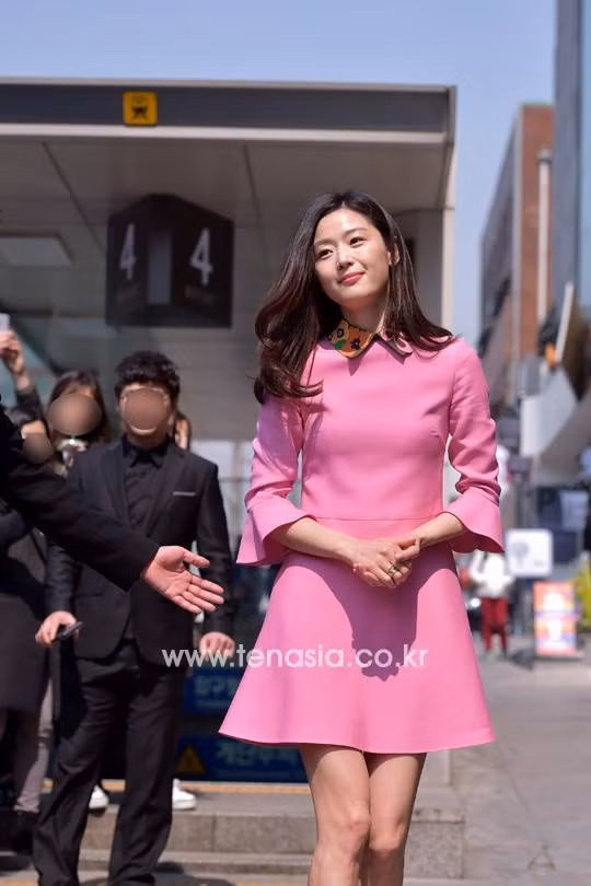 “Mỹ nữ sang chảnh” Jeon Ji Hyun lộ đầu gối “củ lạc“ ảnh 4