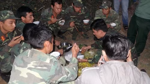 Để chống chọi với cái lạnh, mưa và gió rít, từng tốp cứu hộ phải đốt lửa sưởi để ấm ăn cơm để tiếp tục cứu các nạn nhân sập hầm.