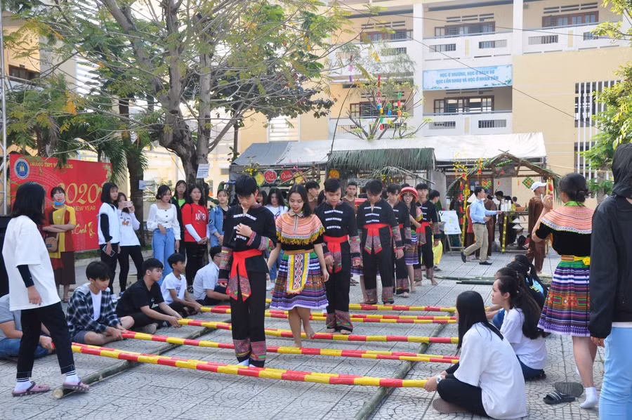 Học sinh Trường THPT Võ Chí Công tham gia Ngày hội văn hóa dân gian (Ảnh chụp trước khi có dịch Covid - 19)