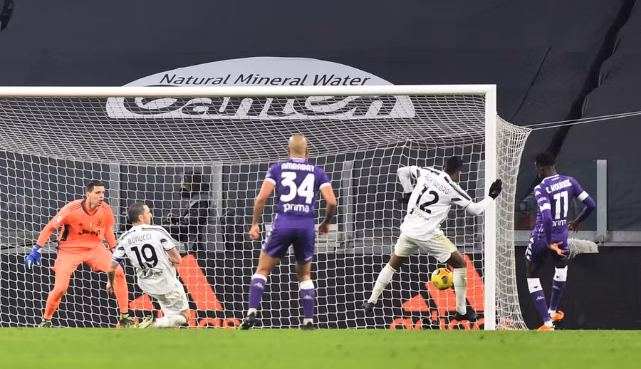 Trước hàng thủ số đông của Fiorentina, Juventus bất lực, và chỉ tìm kiếm cơ hội bằng những cú sút xa. Hàng thủ đội chủ nhà có ngày thi đấu đáng quên. Sau tấm thẻ đỏ của Cuadrado, Alex Sandro gây thất vọng với pha phản lưới ở phút 76, sau đường chuyền không quá nguy hiểm của đội khách.