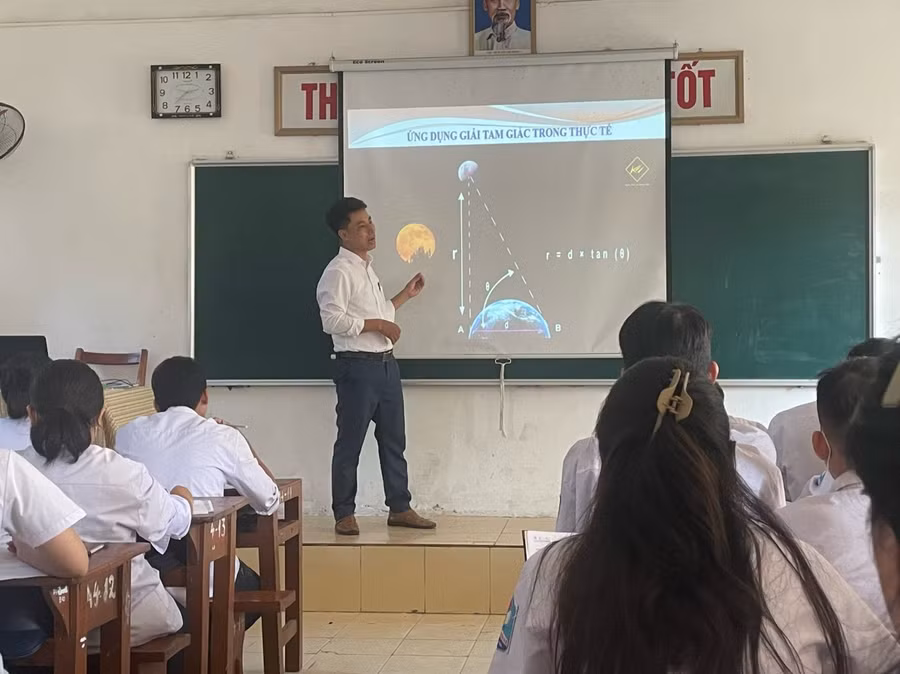 Giờ học tại Trường THPT Nguyễn Huệ (Quỳnh Phụ, Thái Bình). Giờ học tại Trường THPT Nguyễn Huệ (Quỳnh Phụ, Thái Bình).
