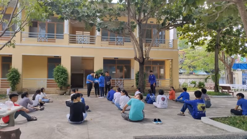 CLB Áo trắng Trường THPT Hoàng Hoa Thám sinh hoạt hè tại trường.
