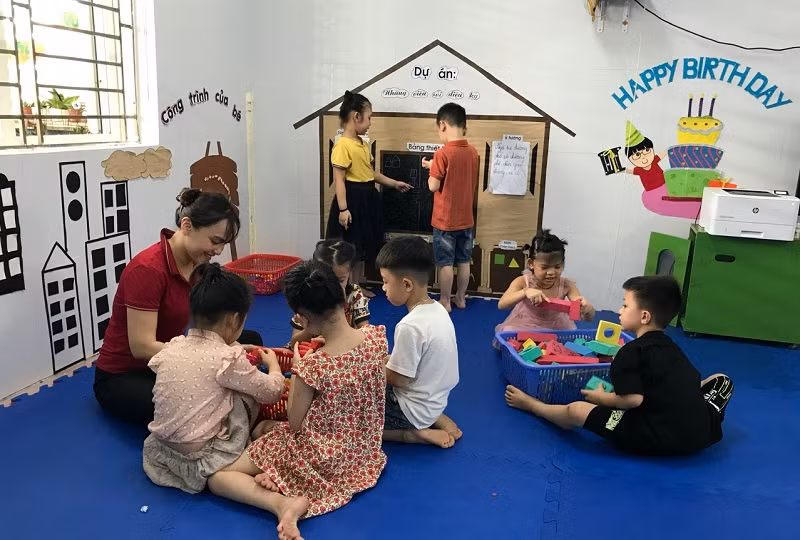 Cô và trò Trường Mầm non thực hành sư phạm, Trường Đại học Vinh. Ảnh: TG