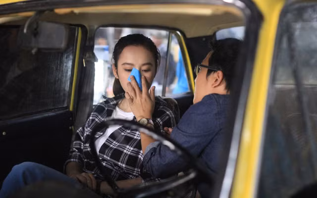  Khi đóng phim, Trường Giang luôn theo sát Angela Phương Trinh 24/24 